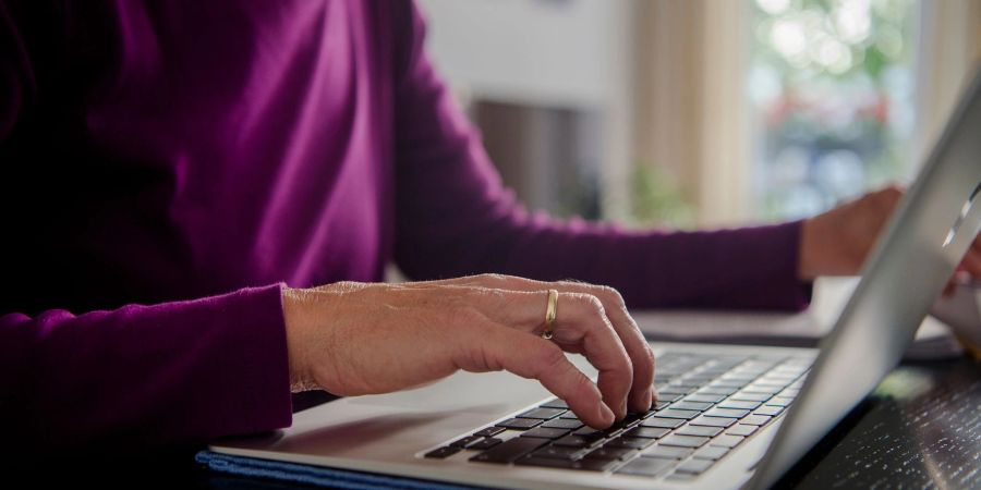 Eine Frau arbeitet an einem Laptop. Vor allem Frauen arbeiten wegen der Betreuung von Angehörigen in Teilzeit (Symbolbild).