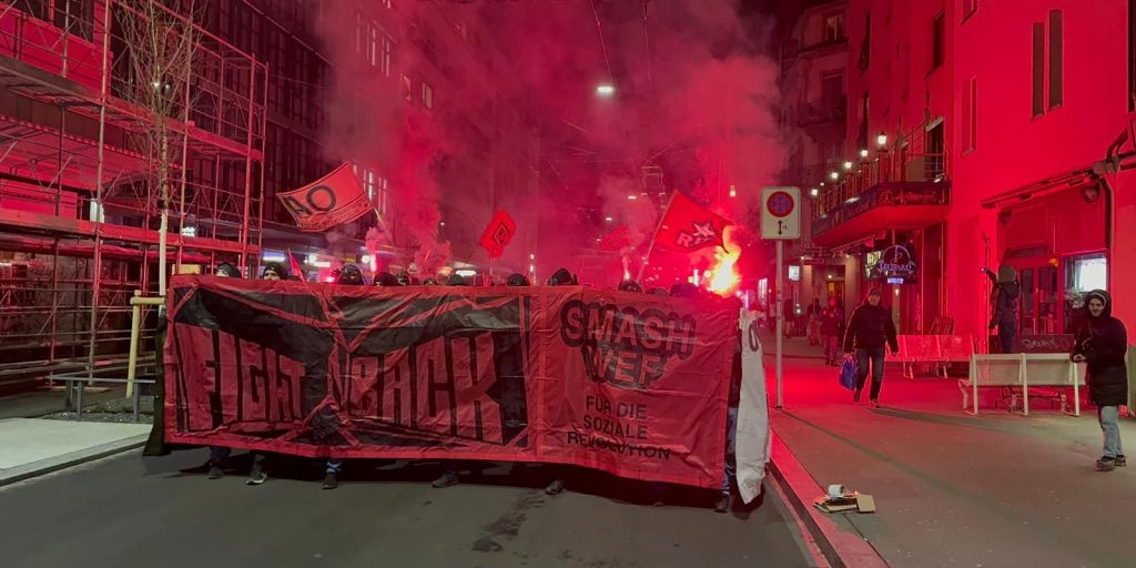 «SmashWEF»Demonstranten verbrennen PapierPanzer auf Strasse