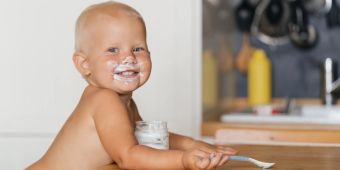 Baby isst Joghurt