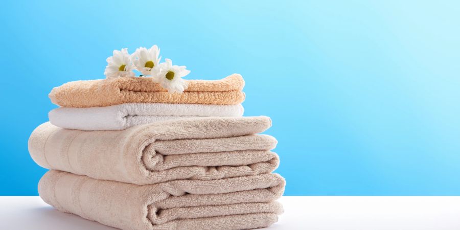 saubere handtücher übereinandergestapelt