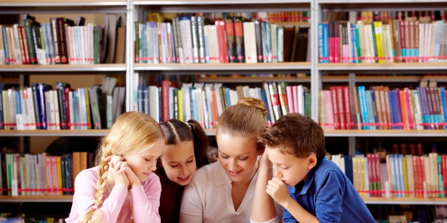 kinder lesen in der schule