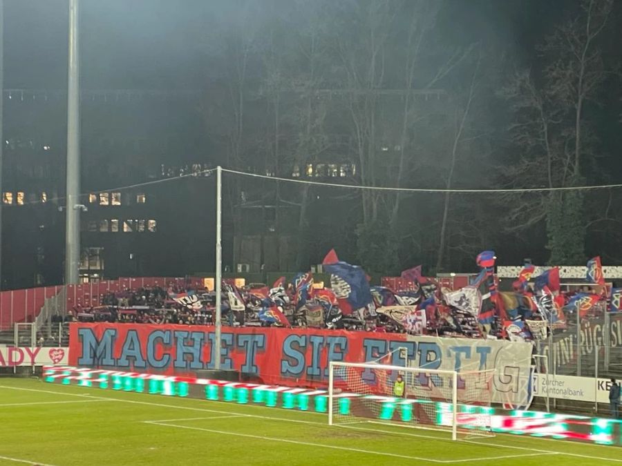 Die Fans des FCB haben ihr Banner nicht ganz fertigbekommen.