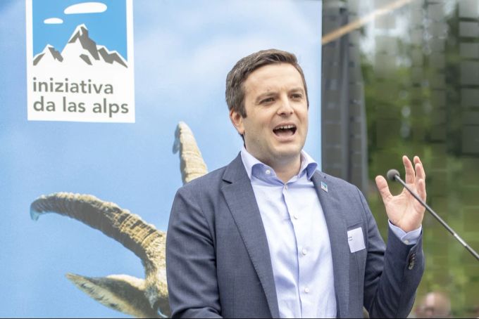 Mit einem dreiphasigen Plan will die Alpen-Initiative um Präsident Jon Pult (SP) bis 2035 einen klimaneutralen Güterverkehr in der Schweiz erreichen. (Archivbild) Alpen-Initiative Pult Plan