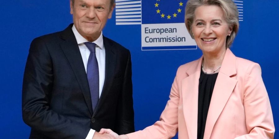 ARCHIV - Ursula von der Leyen (r), Präsidentin der Europäischen Kommission, begrüsst Donald Tusk, Vorsitzenden der polnischen Bürgerkoalition, am Sitz der EU in Brüssel. Foto: Virginia Mayo/AP/dpa