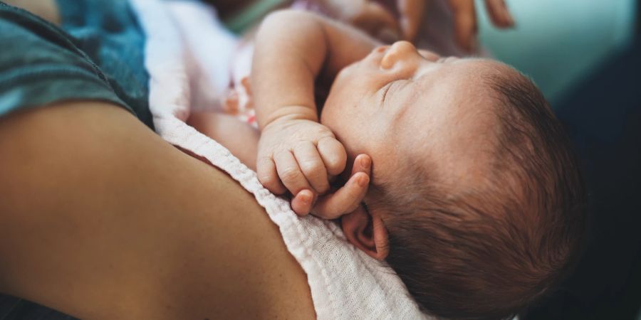 Warum fällt es Babys so schwer, abends einzuschlafen?