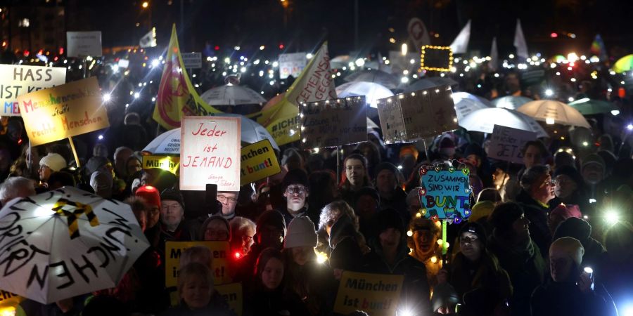 Die Demo «Lichtermeer für Demokratie, gegen Rassismus, Antisemitismus und Hetze» auf der Theresienwiese in München.
