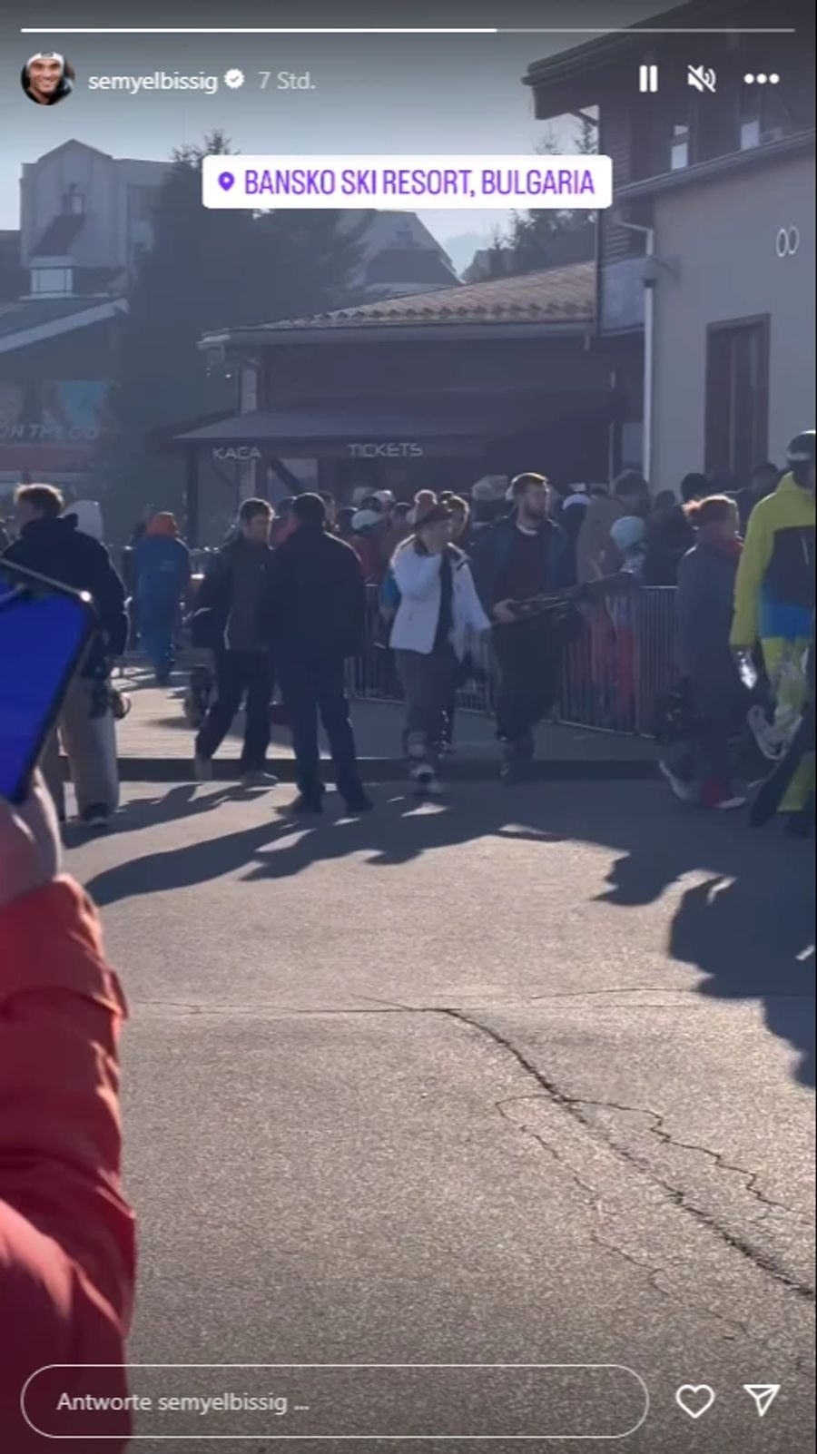 Semyel Bissig postet auf Instagram ein Video in seine Story, die eine Megaschlange im slowenischen Bansko zeigt.