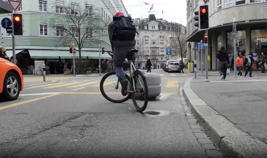 Seit kurzem steht mitten auf dem Veloweg an der Falkenstrasse ein Poller.