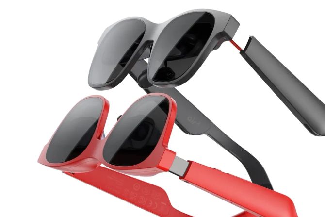 Smarte Brille in schwarz und rot Werbefoto