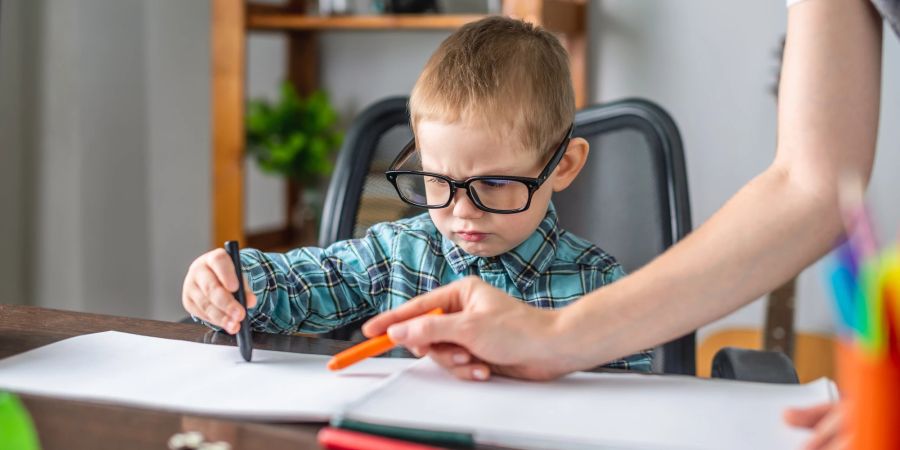 Betroffenen kleinen Kindern fällt das Stillsitzen schwer.