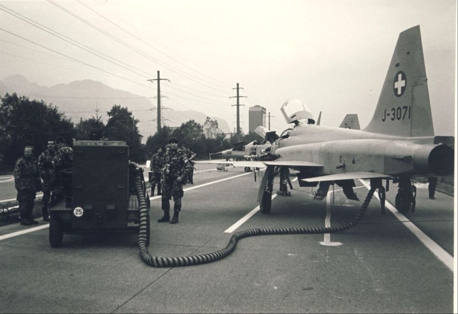 Bodenpersonal betankt eine Tiger F5 auf der Autobahn A3 bei Flums SG, im März 1982.