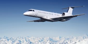 Privatjet über den verschneiten Bergen.