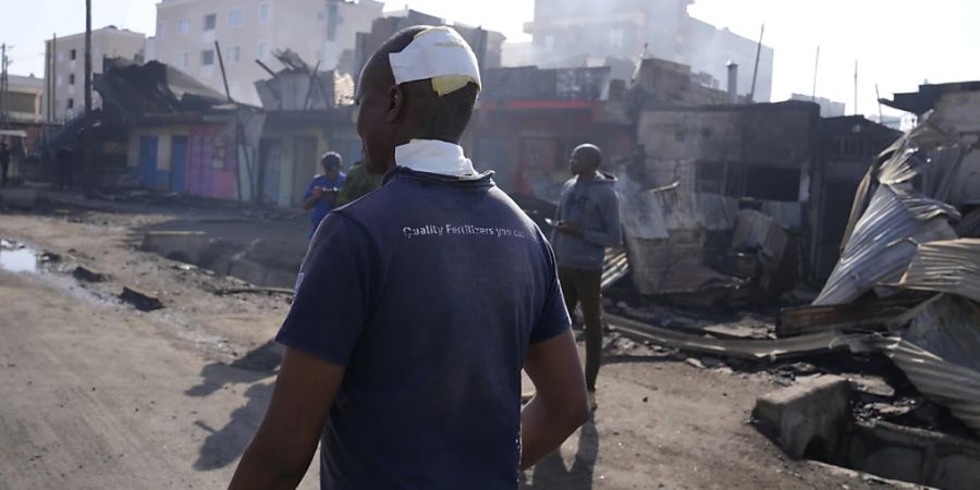 Ein verletzter Mann am Explosionsort. Foto: Brian Inganga/AP/dpa