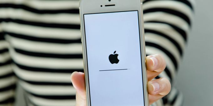 Das Apple-Logo auf einem iPhone. apple