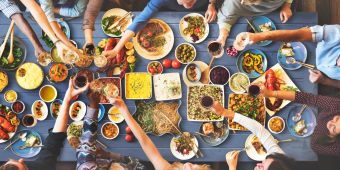 menschen essen am tisch