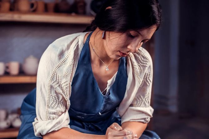 dunkelhaarige frau töpfert, handwerk, kreativität