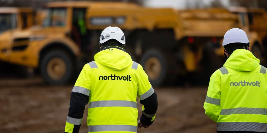 Mitarbeiter der Firma Northvolt auf einer Baustelle im Kreis Dithmarschen.