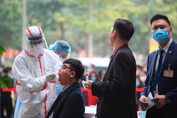 Ein Mitarbeiter des Gesundheitswesens von Vietnam testet eine Person gegen das Coronavirus. Coronavirus - Vietnam