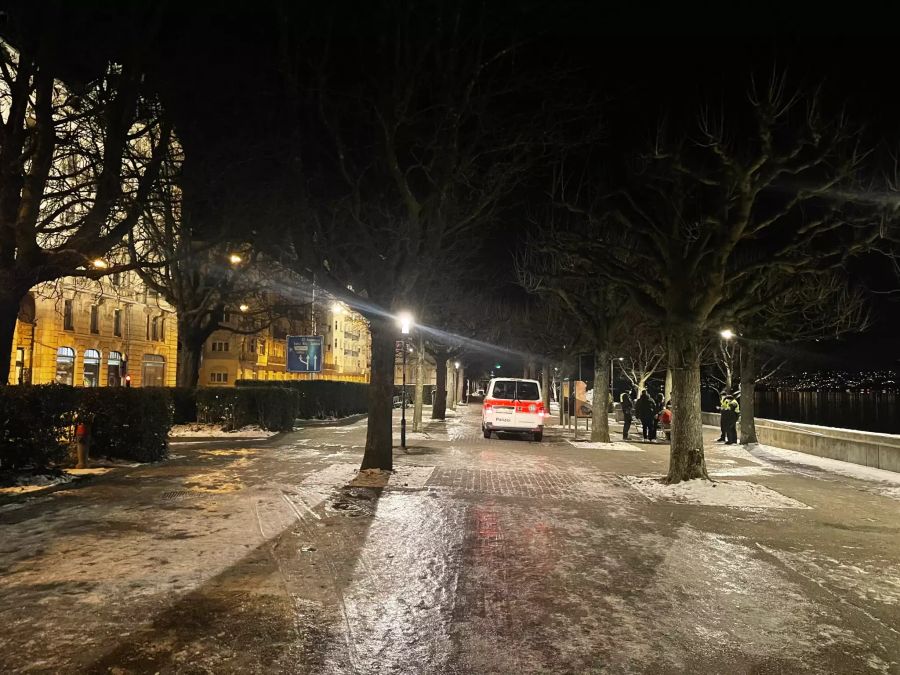 Die Polizei bei der Durchführung einer Personenkontrolle am Uroquai.