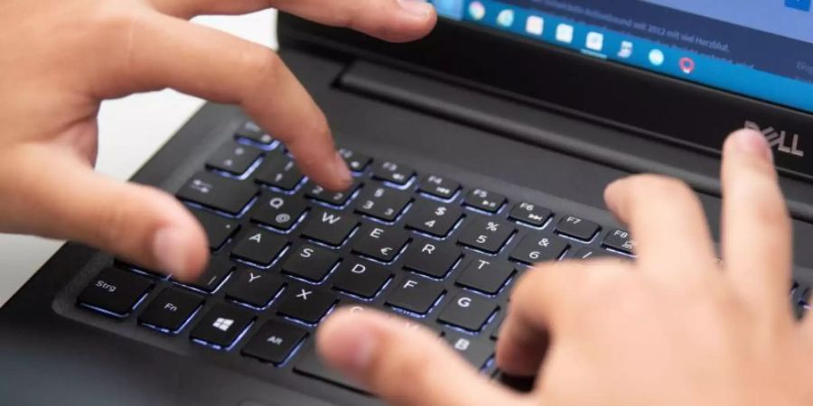 Fernunterricht ohne Computer ist nur schwer möglich. In Thüringen wurde daher das Jobcenter vom Landessozialgericht aufgefordert, für eine Hartz-IV-Bezieherin die Kosten zu übernehmen. Foto: Marijan Murat/dpa