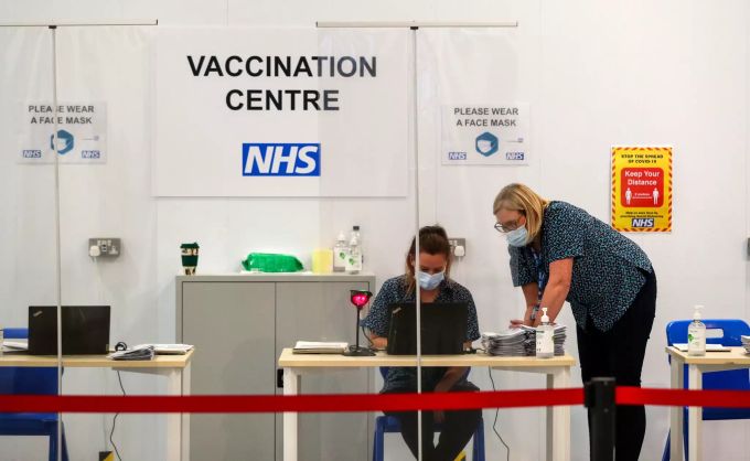 Mitarbeiterinnen arbeiten in einem Impfzentrum in Grossbritannien. Coronavirus - Grossbritannien