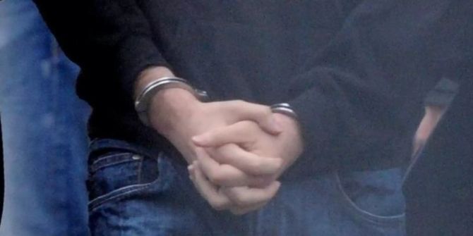 Die mit Handschellen gefesselten Hände eines mutmasslichen Terroristen