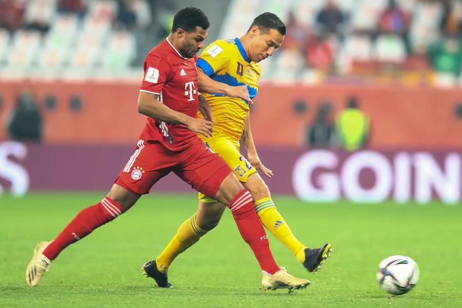 Bayerns Serge Gnabry im Duell mit Jesus Duenas von den UANL Tigres.