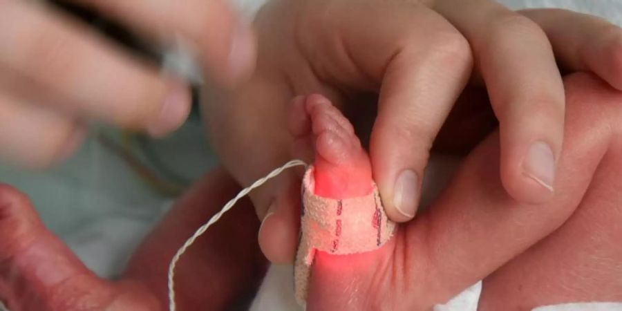Laut Bundestagsbeschluss sollen beim Elterngeld zwei zusätzliche Monate gewährt werden, wenn das Kind acht Wochen zu früh geboren wird. Foto: Waltraud Grubitzsch/dpa-Zentralbild/dpa