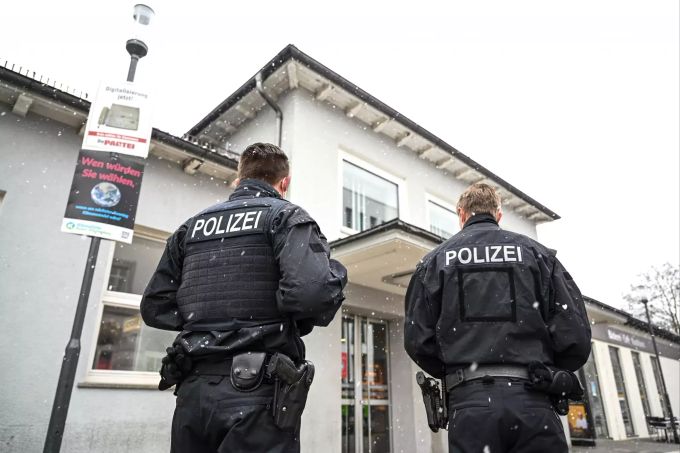Zwei Polizisten stehen nach der Tötung der 62-Jährigen am Ravensburger Bahnhof. Ravensburg