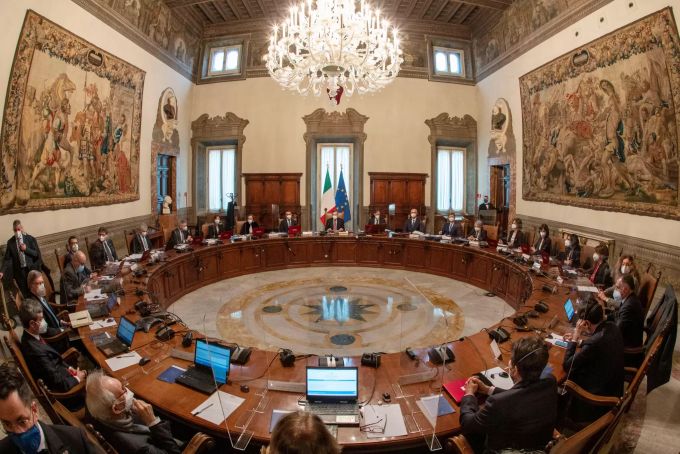 Mario Draghi (hinten, M), Ministerpräsident von Italien, leitet im Palazzo Chigi, dem Amtssitz des Ministerpräsidenten, nach seiner Vereidigung die erste Kabinettssitzung. Mario Draghi Italien