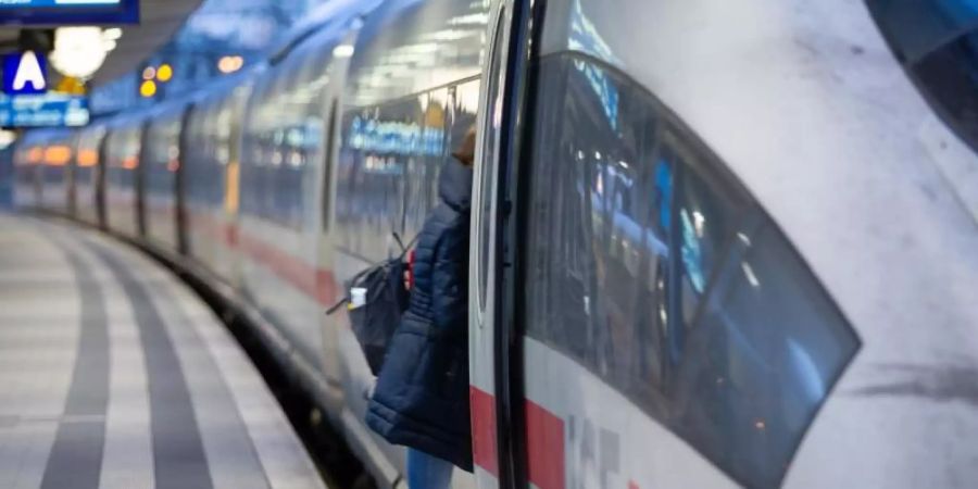 Für die Bahn sind die zusätzlichen Corona-Regeln ein weiterer finanzieller Kraftakt. Foto: Friso Gentsch/dpa