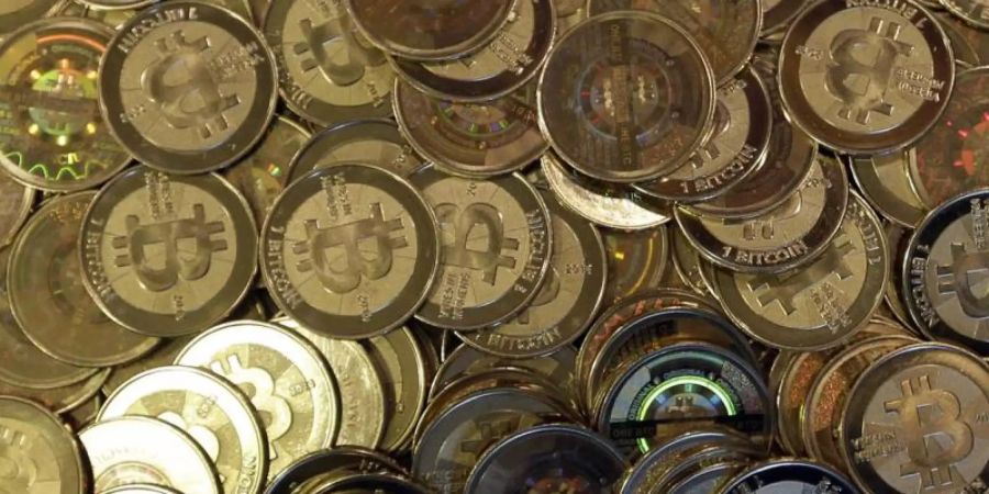 Nach Rekordwerten in der vergangenen Woche erleidet der Bitcoin einen Schwächeanfall. Mit der Entwicklung vom Wochenende brach der Kurs zeitweise um mehr als zwanzig Prozent ein. Foto: Rick Bowmer/AP/dpa/Archiv