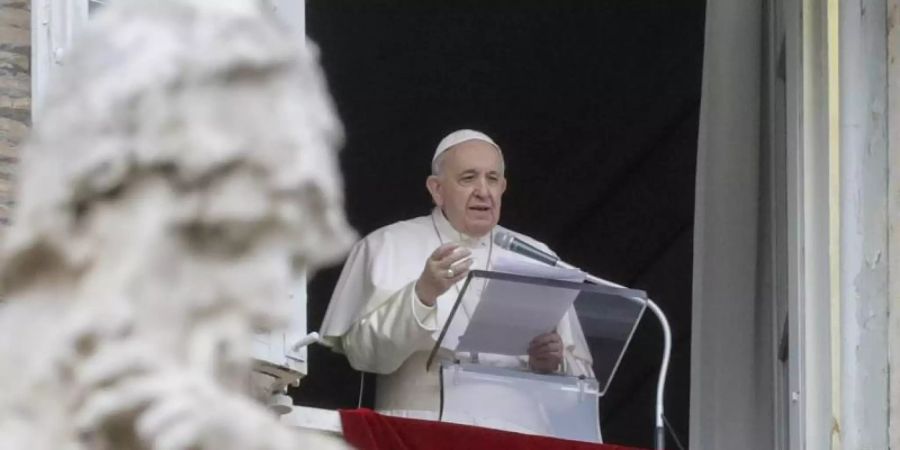 Das Archivfoto zeigt Papst Franziskus am Fenster seines Arbeitszimmers. Foto: Andrew Medichini/AP/dpa