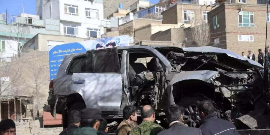 Afghanische Sicherheitsbeamte inspizieren den Ort eines Bombenanschlags in Kabul, bei dem zwei Polizisten getötet wurden. Foto: Rahmat Gul/AP/dpa