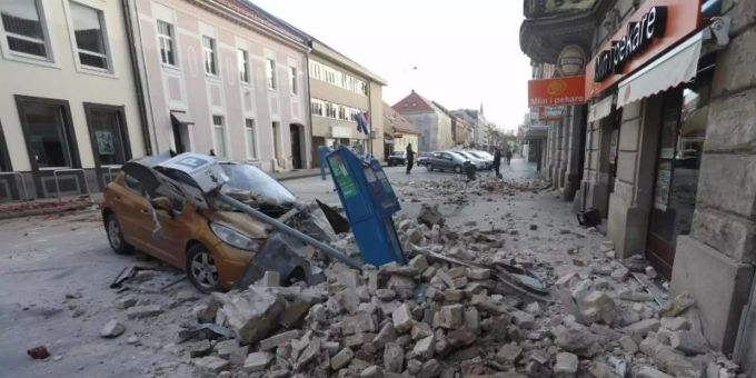 Trümmer eines durch ein Erdbeben eingestürzten Hauses bedecken ein Fahrzeug, das an einer Strasse in Sisak steht. Foto: Marin Tironi/Pixsell/Xinhua/dpa Trümmer eines durch ein Erdbeben eingestürzten Hauses bedecken ein Fahrzeug, das an einer Strasse in Sisak steht. Foto: Marin Tironi/Pixsell/Xinhua/dpa