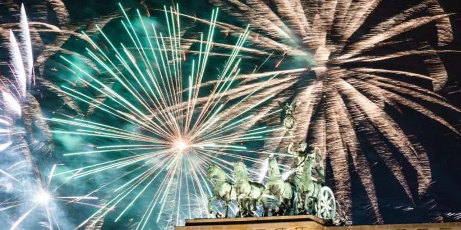 Silvester vor einem Jahr am Brandenburger Tor. In diesem Jahr wird es nicht nur dort anders aussehen. Foto: Christophe Gateau/dpa