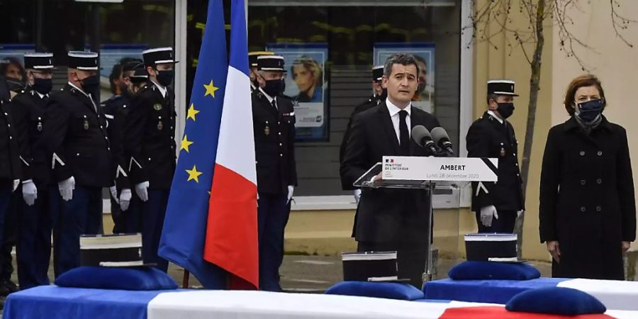 Gerald Darmanin (3.v.r), Innenminister von Frankreich, steht neben Florence Parly (r), Verteidigungsministerin von Frankreich und hält während der Gedenkfeier für drei getötete französische Polizisten eine Rede. Foto: Philippe Desmazes/POOL/dpa
