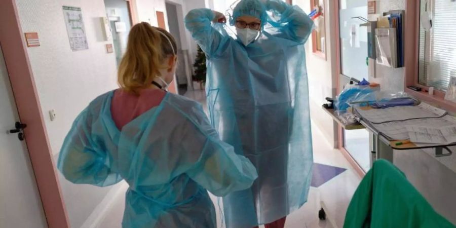Auf der Intensivstation des Luisenhospitals in Aachen werden Patienten mit Corona-Infektion behandelt. Foto: Henning Kaiser/dpa