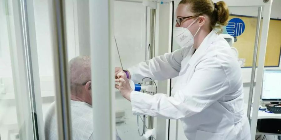 Nach der überwundenen Infektion beginnt für Jörg eine Rehabilitation in Heidelberg. Regelmässig wird hier die Lungenfunktion kontrolliert. Foto: Uwe Anspach/dpa