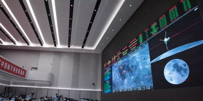 Technisches Personal überwacht den Transfer der auf dem Mond gesammelten Proben vom Aufstiegsmodul zum Rückkehrer der chinesischen Sonde «Chang'e 5» im Beijing Aerospace Control Center. Foto: Jin Liwang/XinHua/dpa Technisches Personal überwacht den Transfer der auf dem Mond gesammelten Proben vom Aufstiegsmodul zum Rückkehrer der chinesischen Sonde «Chang'e 5» im Beijing Aerospace Control Center. Foto: Jin Liwang/XinHua/dpa