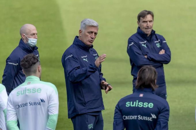 Vladimir Petkovic (m.) ist seit 2014 als Trainer der Schweizer Nati engagiert. Schweizer Nati