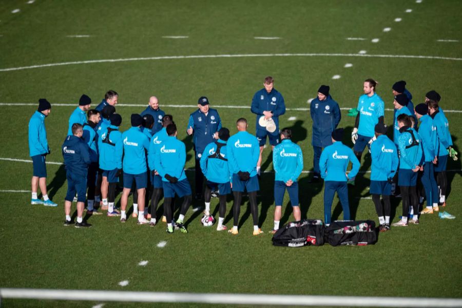 Christian Gross versammelt seine Mannschaft im ersten Training um sich.