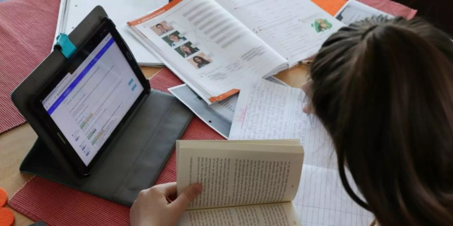 Schülerin bei Schulaufgaben zu Hause