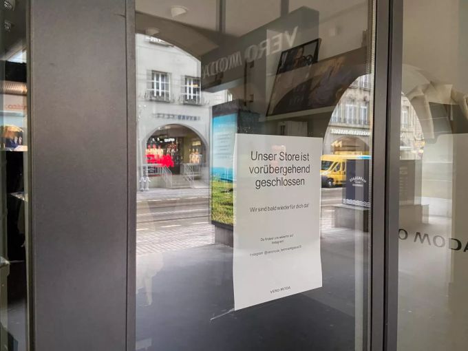 Die Vero Moda-Filiale im Zentrum von Bern bleibt für die nächsten sechs Wochen zu. coronavirus