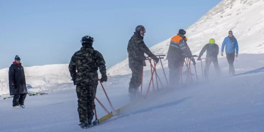 Angehörige von Armee und Zivilschutz wässern die - dann abgesagte - Lauberhornabfahrt am 8. Januar im Skigebiet Grindelwald-Wengen.