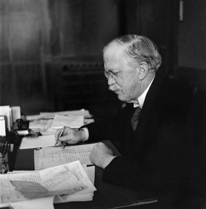 Edmund Schulthess, Bundesrat von 1912 bis 1935, bearbeitet Unterlagen in seinem Büro im Bundeshaus. FDP Edmund Schulthess