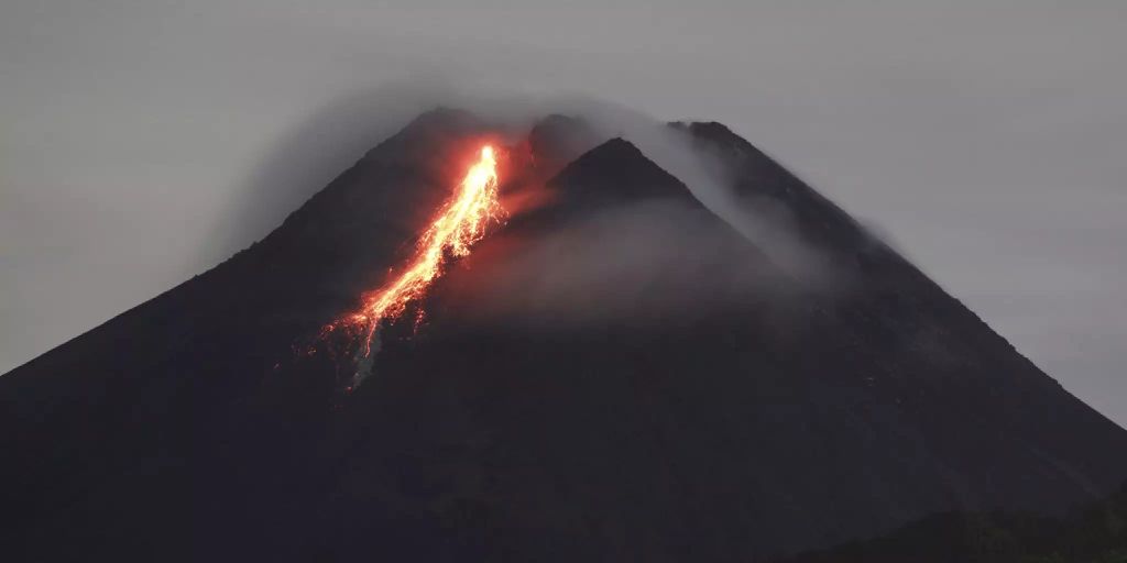 Vulkan Merapi Auf Java Spuckt Asche Und Gestein Aus