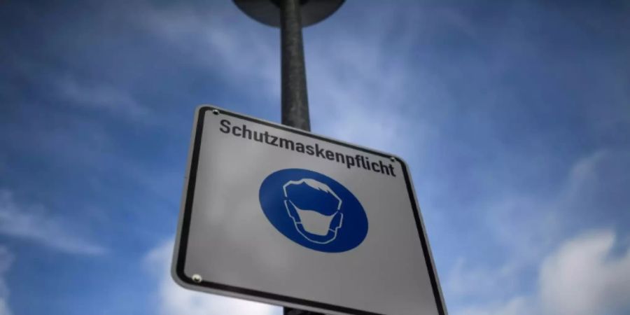 Schild mit Hinweis auf Maskenpflicht in Oberhausen