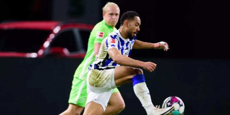 Herthas Matheus Cunha (r) behauptet gegen Wolfsburgs Xaver Schlager den Ball. Foto: Soeren Stache/dpa-Zentralbild/dpa