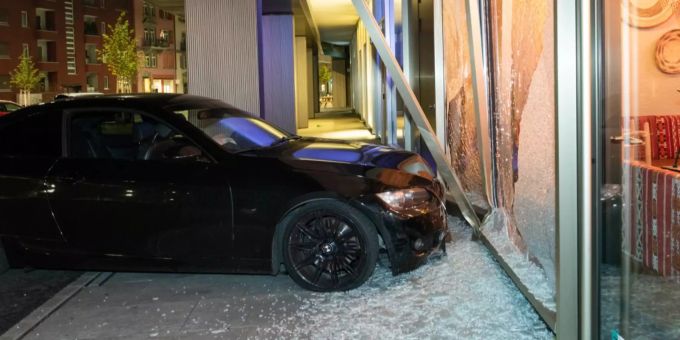 Dieses Auto fuhr am frühen Samstag in ein Restaurant in Zürich. zürich unfall